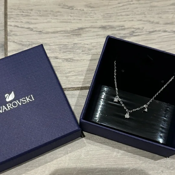 Gorgeous Swarovski Simple Necklace - Picture 6 of 7